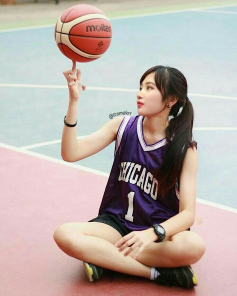 I Love Basketball, Bola Basket, Basketball Photography, Body Reference Poses, Women Volleyball, Sports Day, Love And Basketball, Figure Poses, Basketball Pictures