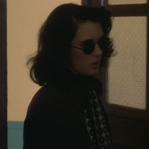 Winona Ryder 90s Long Hair, Heathers Winona Ryder, Veronica Sawyer Icon, Winona Ryder Pfp, Veronica Core, Veronica Sawyer Pfp, Veronica Sawyer Aesthetic, Heathers Pfp, Veronica From Heathers