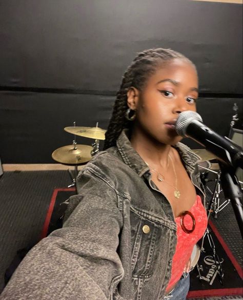 Black Woman Microphone, Singing Aesthetic Black Woman, Black Musician Aesthetic, Black Singer Aesthetic, Musician Instagram, Singing Aesthetic, Joy Aesthetic, Black Person, Black Femininity