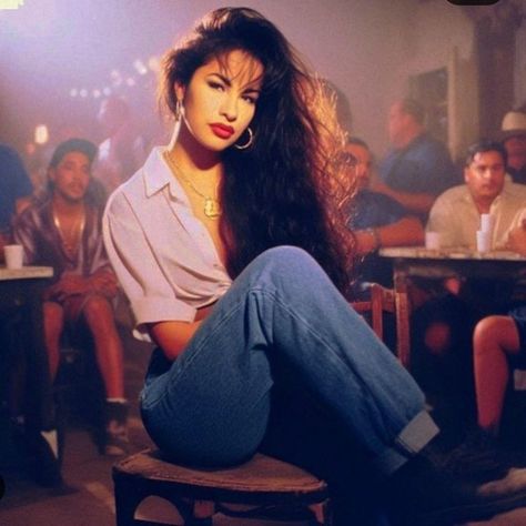 90s Latina Fashion, 90s Latina Aesthetic, 90s Latina, Latina Vibes, Selena Quintanilla Videos, Selena Quintanilla Outfits, Selena Quintanilla Fashion, Latina Aesthetic, Singer Fashion