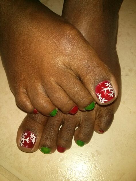 Xmas toes with snowflake design Red Christmas Toe Nails, Pedicure Christmas Designs, Holiday Toe Nails Christmas Red, Christmas Tree Toe Nail Designs, Red And White Christmas Toe Nails, Christmas Pedicure, Christmas Toes, Green Xmas, Pedicure Designs Toenails