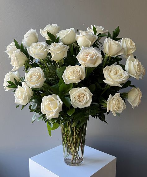 White Roses Arrangement, White Roses Imprisonist On Vases, Venus Et Fleur White Roses, Bunch Of White Roses, White Rose Varieties, Anniversary Flowers, Roses Drawing, Send Flowers, Flower Therapy