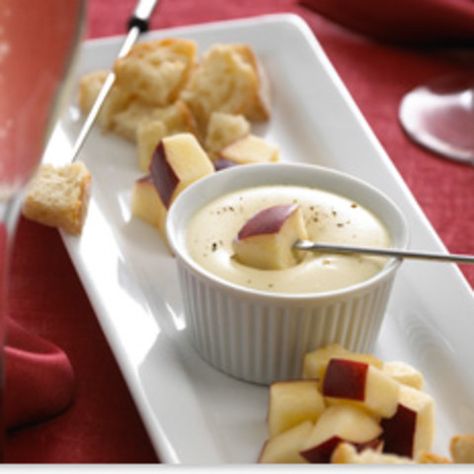 Creme de Brie Fondue for Two Brie Fondue, Alouette Cheese, Fondue For Two, Warm Brie, Brie Cheese Recipes, Fondue Party, No Cook Appetizers, Fondue Recipes, Light Bites