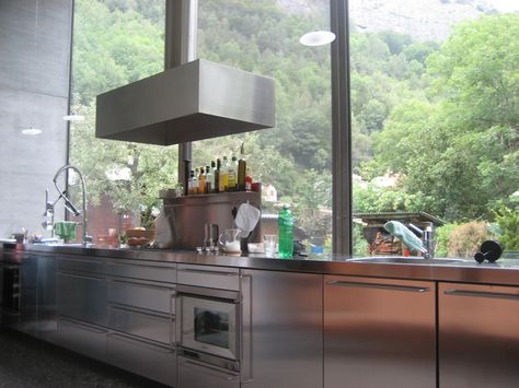 i want a stainless steel kitchen!! easy to clean wahahaha    Peter Zumthor's Kitchen Peter Zumthor House, 1970s Interior Design, Peter Zumthor, Arch Interior, Interiors Dream, House Inside, Dream House Interior, Steel Kitchen, Küchen Design