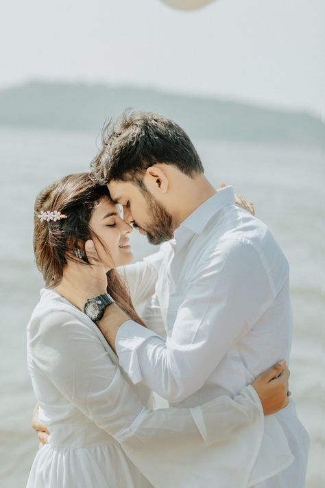 Western Couple, Wedding Couple Pictures, Pre Wedding Photoshoot Props, Beach Poses For Couples, Meldi Ma Hd Photo, Morning Beach, Wedding Photoshoot Props, Couples Hugging, Pre Wedding Photoshoot Outdoor