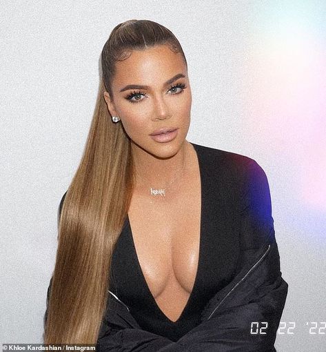 Looking good: She wore slicked back pony tail complete with a a little bit of blonde highlights Khloe Kardashian Makeup, Ariana Grande Ponytail, Khloe Kardashian Style, Kardashian Makeup, Khloe Kardashian Photos, Khloe K, Kloe Kardashian, Robert Kardashian, Kardashian Outfit