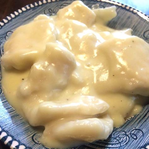 Cracker Barrel Restaurants serve a side dish called dumplings. This is not their chicken & dumplings main dish. It is a delicious side of just the dumplings without chicken. You could easily add chicken to this recipe if you wanted chicken & dumplings. They are so yummy and they do taste just like Cracker Barrel's Dumplins! You can make dumpling dough ahead of time. Do not cook first. Simply roll and cut your dough then place on a tray lined with freezer paper. Freeze them for a couple of ho... Cracker Barrel Dumplings, Football Food Appetizers, Cracker Barrel Chicken, Cracker Barrel Recipes, Chicken Dumplings Recipe, Dumpling Dough, Chicken Dumplings, Copycat Restaurant Recipes, Dumpling Recipe