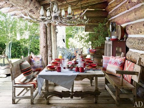 Ralph Lauren's COLORADO SALOON PORCH The saloon’s porch is furnished with 19th-century Mexican sabino-wood pieces, including a table made from a salvaged door and ox yokes; the tableware and linens are by Ralph Lauren Home. Rustic Porch Ideas, Rustic Outdoor Spaces, Colorado Ranch, Rustic Porch, New York Homes, Cabin Living, Diy Pergola, Rustic Outdoor, Celebrity Houses