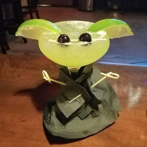 Baby Yoda drink. - Album on Imgur Yoda Drink, Star Wars Party Food, Yoda Party, Star Wars Food, Drink Garnishing, Star Wars Wedding, Star Wars Birthday, Star Wars Party, Alcohol Drink Recipes