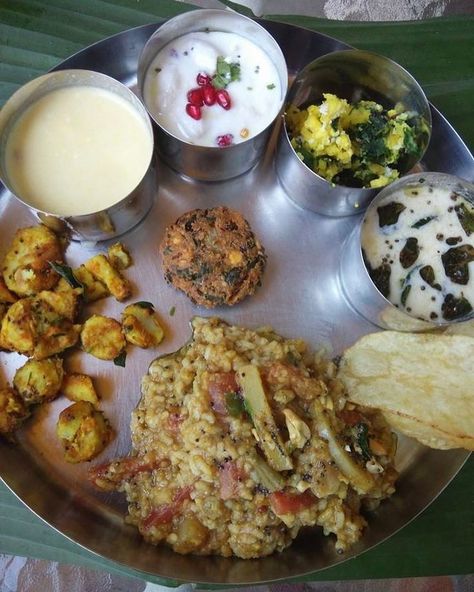 A beautiful thaali of South Indian (Tamil) dishes - From sweet to savoury and spicy to tangy, it's all in there. Vegetarian Lunch Recipes, Recipes For Pregnancy, Sindhi Recipes, Chennai Food, South Indian Vegetarian Recipes, Indian Thali, Bengali Cuisine, Lunch Recipes Indian, Indian Lunch