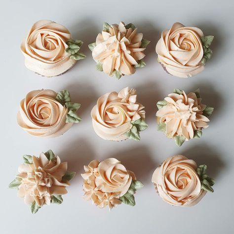 Swiss meringue buttercream. Chocolate cupcakes Russian Frosting, Meringue Ideas, Box Dulce, Wedding Baking, Cupcake Decorating Techniques, Cuppy Cake, Cake Presentation, Rustic Cupcakes, Cake Decorating Flowers