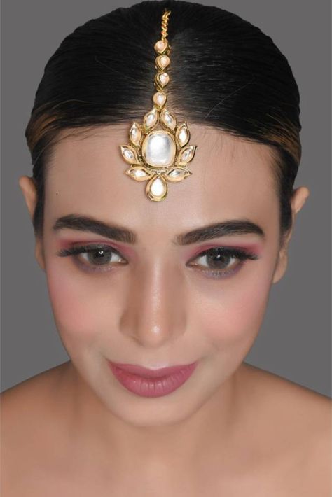 HANDCRAFTED KUNDAN MAANG TIKKA Maang Tikka Design, Maang Tikka Kundan, Tikka Designs, Mang Tika, Bridal Trends, Matha Patti, Bridal Bun, Contemporary Bridal, Traditional Indian Jewellery