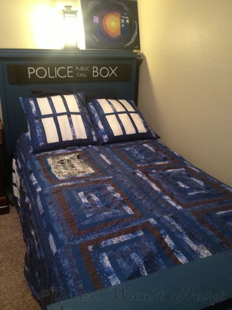 TARDIS Bed and quilt Tardis Quilt, Men Apartment, Bed Parts, Wibbly Wobbly Timey Wimey Stuff, Timey Wimey Stuff, Guest Bed, Time Lords, Blue Box, Dr Who