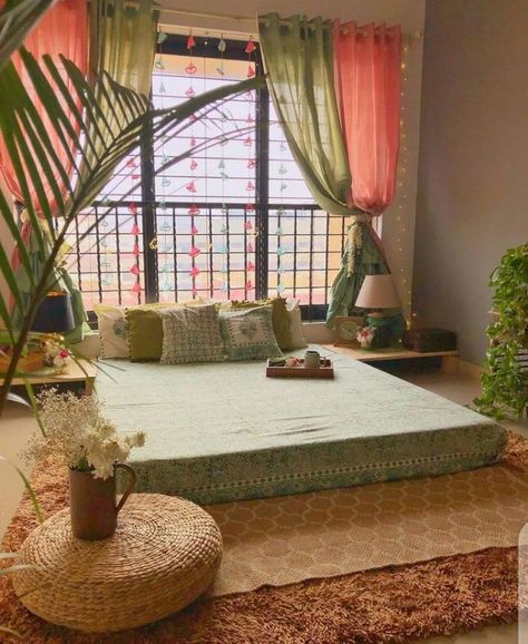 Indian Room, Colorful Room Decor, Indian Room Decor, Large Bed, Indian Bedroom Decor, Indian Bedroom, Diy Room Decor Videos, Colourful Living Room Decor, Indian Living Rooms