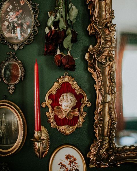 Gothic Victorian Living Room, Gothic Victorian Home Decor, Gothic Hallway, Boho Victorian Decor, Victorian House Decor, Gothic Victorian Homes, Victorian Gothic Aesthetic, Gothic Gallery Wall, Victorian Gothic Home Decor