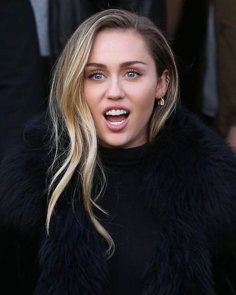 Miley Cyrus Blonde Hair, Miley Cyrus Hair Color, Miley Cyrus Blonde, Miley Cyrus Makeup, Miley Cyrus Hannah Montana, Smiley Miley, Miley Cyrus Hair, Miley Cyrus Photoshoot, Noah Cyrus