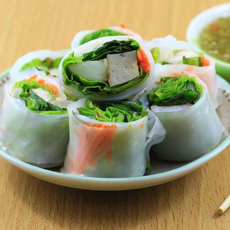 Wide Rice Noodles, Chili Dipping Sauce, Flat Rice Noodles, Street Food Thailand, Food Thailand, Sweet Chili Dipping Sauce, Thailand Food, Spicy Noodles, Lunch Bowl