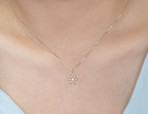 Snow Necklace, Beaded Ornaments Diy, Necklace Snowflake, Snowflake Pendant, Snow Flake, Gift Girlfriend, Beaded Ornaments, Girlfriend Gift, Pendant Gold