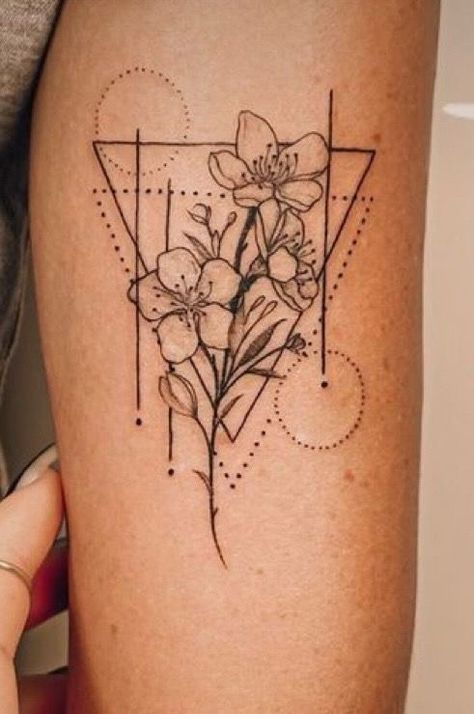 Best Feminine Tattoos, Feminine Thigh Tattoos, Geometric Flower Tattoo, Floral Thigh Tattoos, Circle Tattoos, Shape Tattoo, Triangle Tattoos, Muster Tattoos, Forearm Tattoo Women