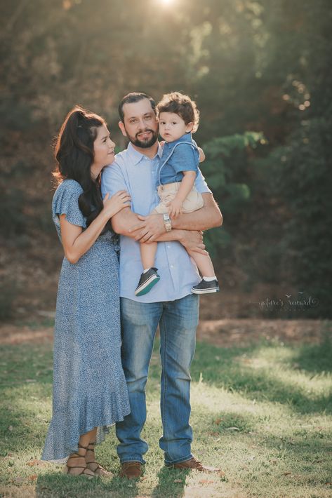 Parents With Son Photography, Baby Mom Dad Photography, Mother Father Son Photography, Family Photos With Two Boys, Family Photos With Toddler Boy, Mom Dad Toddler Photoshoot, Mom Dad Son Photoshoot, Couple And Baby Photoshoot, Couple Poses With Baby