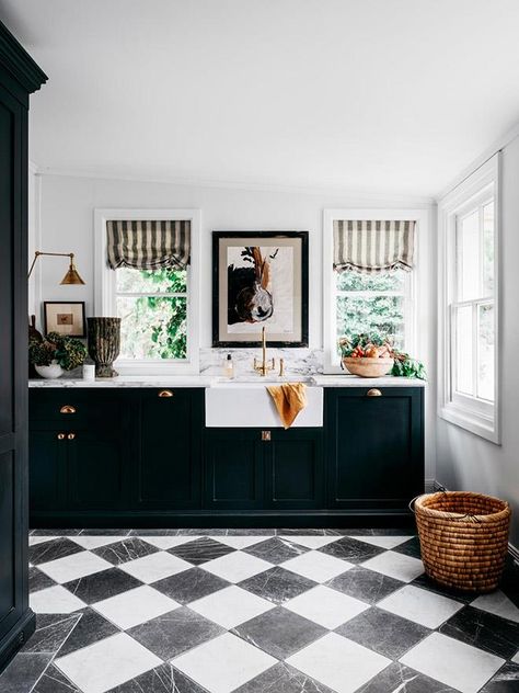 Checkered Floor, Shaker Style Kitchens, Black Cabinets, Kitchen Cabinetry, Kitchen Styling, Country Kitchen, Home Decor Kitchen, Kitchen Flooring, A Kitchen