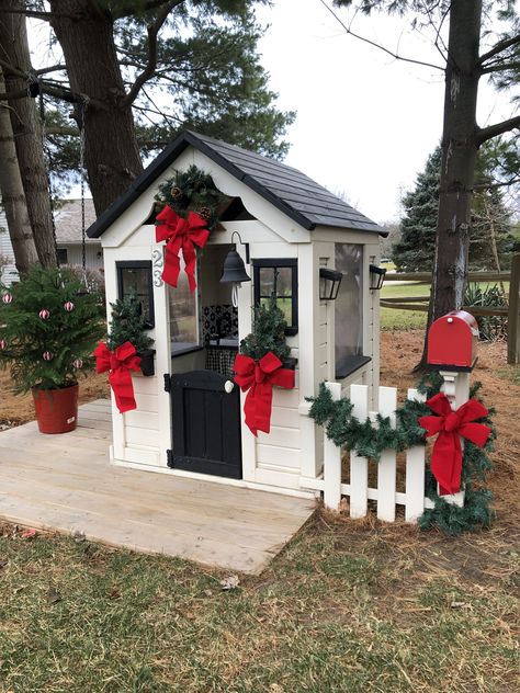 Christmas Decorated Playhouse, Christmas Cubby House, Playhouse Decorated For Christmas, Playhouse Christmas Makeover, White Christmas Houses, Christmas Shed, Christmas Playhouse, Painted Playhouse, Gingerbread Playhouse