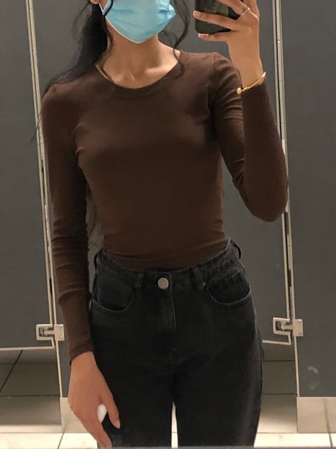 Brown fitted shirt, black mom jeans mirror selfie Brown Shirt With Black Pants, How To Style A Brown Long Sleeve, Brown Long Sleeve Outfit Aesthetic, Brown Tshirt Outfit Aesthetic, Brown Top Black Jeans, Dark Brown Long Sleeve Outfit, Brown Full Sleeve Top Outfit, Brown T Shirt Outfit Aesthetic, Outfits With Brown Turtleneck