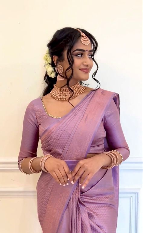 Bridesmaid Saree Look Traditional, South Saree Blouse Design, South Indian Fashion Saree, Sarees For Wedding Guest, Traditional South Indian Saree Look, Simple Saree Look For Wedding, South Indian Bridesmaids Saree, Saree Styles Traditional, South Indian Wedding Guest Outfit