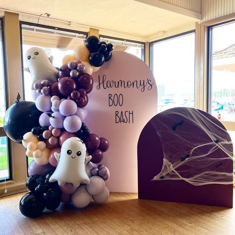 #littlebooontheway en Instagram | Hashtags Spooky Balloons, Halloween Balloons Decorations, Decoracion Halloween, Halloween Birthday Party Decorations, Balloon Halloween, Halloween Themed Birthday Party, Decor Balloons, Halloween Balloon, Halloween Party Balloons