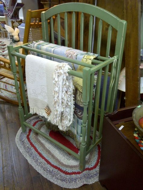 An excellent reason to keep a sentimental piece. Use an old baby crib as a quilt rack. Old Baby Cribs, Old Cribs, Quilt Display, Quilt Rack, Quilt Storage, Deco Originale, Repurposed Items, Refurbished Furniture, Baby Crib