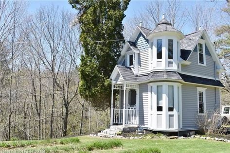 Victorian Tiny House, Tiny Mobile House, Small Cottage House Plans, Tiny House Exterior, Small Cottage Homes, Victorian Style Homes, Small Cottages, Victorian Cottage, Guest Cottage