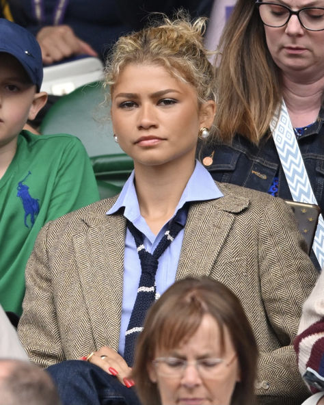 #Zendaya in #PoloRalphLauren at Centre Court.   Sporting #PoloRLStyle, the #Challengers actor wears a herringbone blazer, silk knit tie, and blue shirt for Ladies’ Singles Final at #Wimbledon.   #TennisCore #RLTennis #RalphLauren Zendaya Suit, Necktie Outfits For Women, Polo Ralph Lauren Women Outfits, Necktie Outfit, Mode Zendaya, Estilo Blair Waldorf, Stile Blair Waldorf, Blue Shirt Women, Zendaya Maree Stoermer Coleman