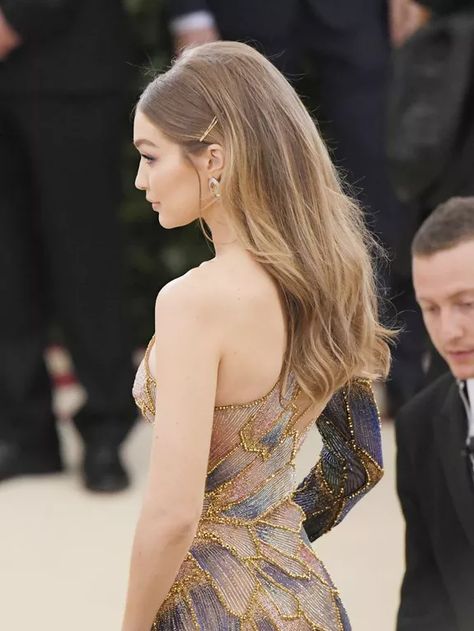 Gigi Ha Did Met Gala Hair, Gigi Hadid Hairstyles, Retro Hairstyles For Long Hair, Gigi Hadid Hair Color, Met Gala Hair, Gigi Hair, Gala Hair, Gigi Hadid Hair, Makeup Tip