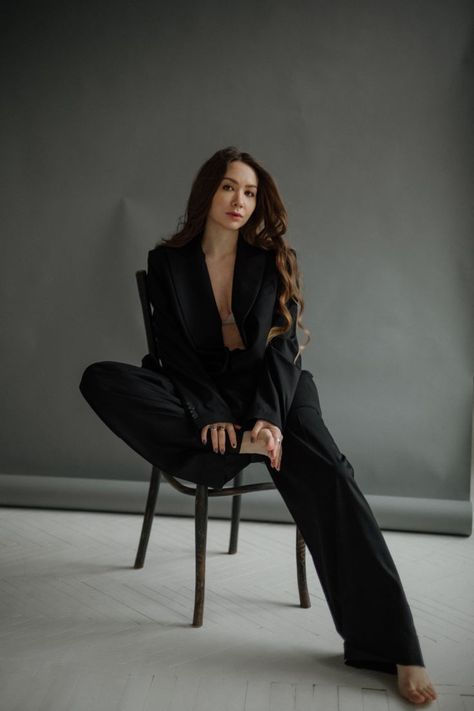 Blazer Photoshoot Women, Lifestyle Photo Ideas, Portrait Aesthetic, Studio Photoshoot Ideas, Beautiful Photoshoot Ideas, Studio Portrait Photography, Studio Poses, Studio Photography Poses, Business Photoshoot