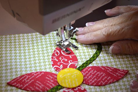 Use your sewing machine to appliqué fabric and add a clean finish to edges at the same time, it's easy with these tips and techniques. Machine Applique Tutorials, Creeper Minecraft, Bernina Sewing, Applique Tutorial, Applique Quilting, Sewing Appliques, Hand Applique, Machine Applique, Quilting Techniques