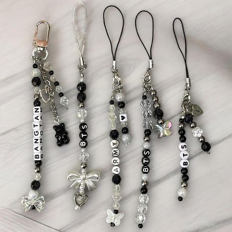 These cute BTS charms can go anywhere! On your phone, your purse or keys. Very easy to connect. Perfect for you or your ARMY friends. All are handmade and made with various beads, stretchy cord, & a keyring rope. Kpop Phone Charms, Grunge Keychain, Beaded Keychain Ideas, Keychain For Phone, Keyring Kpop, Diy Merch, Keyring Charms, Bts Keychain, Army Friends