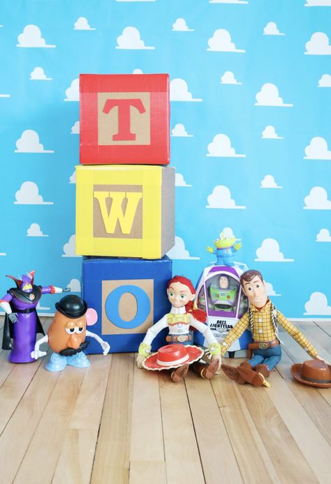 Toy Story Photoshoot, Themed Movie Night Ideas, Themed Movie Night, Buzz Lightyear Birthday Party, Toy Story Decorations, 2nd Birthday Pictures, Two Year Old Birthday, Movie Night Ideas, Buzz Lightyear Birthday