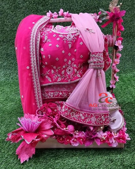 Wedding Dress Packing Ideas Indian, Gift Hampers Packaging, Cloth Packing Ideas For Wedding, Mehendi Platter, Diy Engagement Decorations, Wedding Trays, Wedding Packing, Wedding Gift Hampers, Wedding Platters