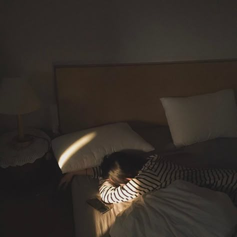 Laying In Bed, Girl Sleeping, People Sleeping, Ulzzang Couple, Korean Couple, Trik Fotografi, Ulzzang Boy, Foto Instagram, Fesyen Wanita