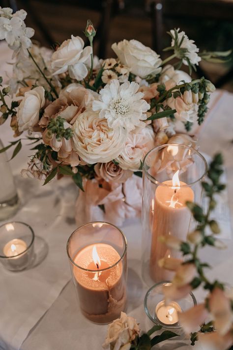 Airy Wedding Decor, Small Wedding Details, Wedding Decor Neutral, Romance Decor, Main Table Wedding, Neutral Wedding Decor, Round Wedding Tables, Wedding Table Setup, Wedding Candles Table