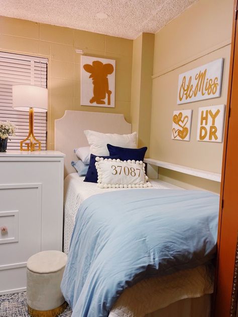 Blue And Gold Dorm Room Ideas, Dorm Room Ole Miss, Ole Miss Dorms, Ole Miss Dorm Room Ideas, Ole Miss Aesthetic, Mizzou Dorm, Ole Miss Dorm Room, Uga Dorm, Dorm Room Signs