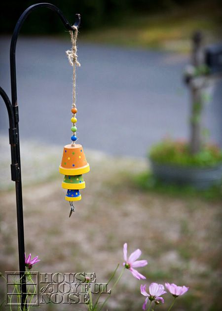 Terracotta flower pot wind chime Tutorial Clay Pot Wind Chimes, Wind Chimes For Kids, Wind Chimes Homemade, Unique Wind Chime, Wind Chimes Craft, Terracotta Flower Pots, Diy Wind Chimes, Crafts For Seniors, Clay Pot Crafts