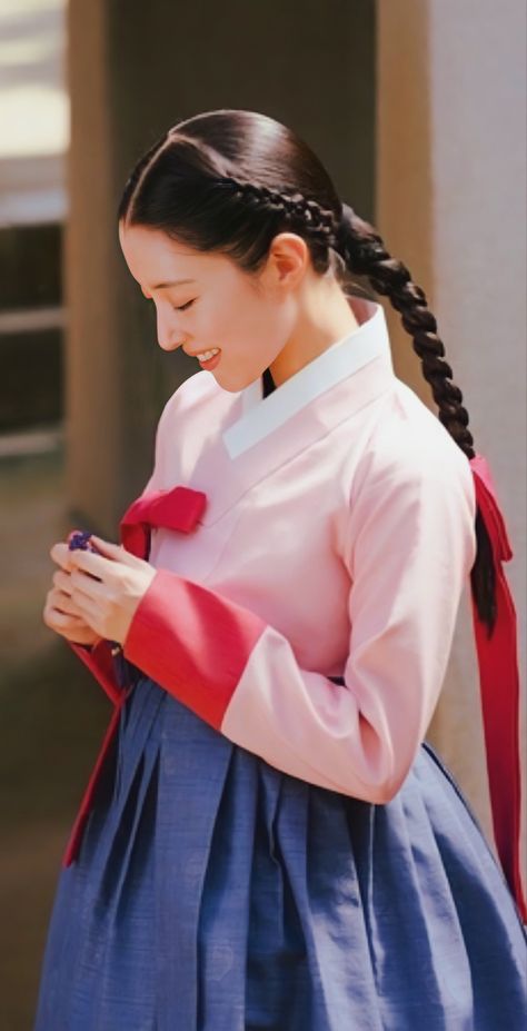 Han Dynasty Hairstyles, Hanbok Hairstyle, Traditional Korean Hairstyle, The Red Sleeve, The King's Woman, Korea Dress, Traditional Hairstyle, Korean Traditional Dress, National Clothes