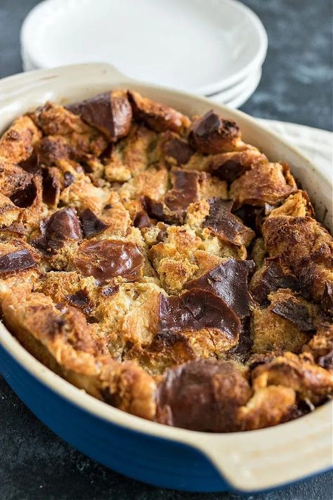 Pretzel Bread Pudding, Homemade Whiskey, Breakfast Casserole With Bread, Snickerdoodle Bread, Salty Desserts, Sweet Custard, Whiskey Sauce, Pretzel Bread, Toffee Pudding