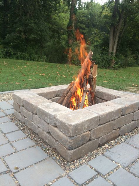 Square Stone Fire Pit, Square Fire Pit Ideas, Burn Pit, Paver Fire Pit, Patio Plans, Paver Designs, Outdoor Fire Pit Designs, Patio Fireplace, Square Fire Pit