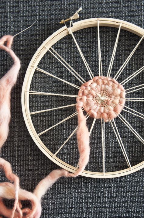 How to Use an Embroidery Hoop as a Loom | The Weaving Loom #weaving #tutorial Beginner Weaving, Salado Texas, Circle Loom, Circular Loom, Diy Tapestry, Circular Weaving, Rope Rug, Weaving Machine, Embroidery Hoop Crafts