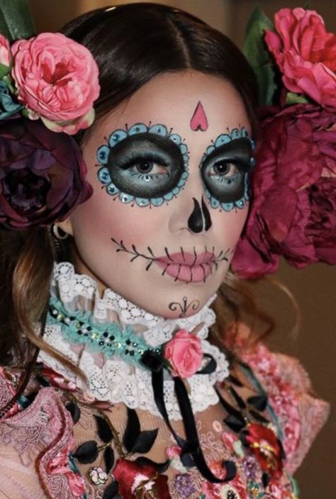 Kids Day Of The Dead Makeup, Day Of The Dead Makeup Easy, Day Of The Dead Hairstyles, Sugar Skull Makeup Pretty, Dia Los Muertos Makeup, Day Of The Dead Makeup, Halloween Makeup Sugar Skull, Sugar Skull Costume, Dia De Los Muertos Decorations Ideas