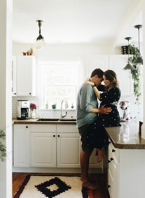 We're following Scott & Lindsay around their house as they cuddle in the kitchen and out back in their beautiful boho maternity photos at home. Maternity Photography Indoor, Maternity Photos At Home, Boho Maternity Photos, Home Maternity Photography, Maternity Photography Ideas, Modern Maternity, Photography Indoor, Couple Pregnancy Photoshoot, Baby Bump Photos