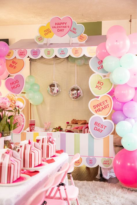 Valentines Theme Party For Kids, Valentines 1st Birthday Party Girl, Valentines Birthday Party Ideas, Girls Valentines Party, Valentines Day Theme Party, Valentines Theme Party, Diy Craft Party, Galentine's Party, Valentines Birthday Party