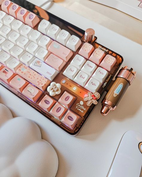 A closer look at the beautiful Lunar 01 "Caramel Latte" keyboard by @keysme_zone all the details are so cute 🥹 What's your favorite type of coffee drink? ☕️🌱🫶🏻 Mines a frappuccino ☁️🎐🫧🍃 desk setup | room | setup style | minimalist | pc setup | cozy #deskspace #deskaesthetic #deskinspo #desksetups #deskgoals #workdesk #deskgram #deskview #gamingsetup #setupinspiration #pcsetup #dreamsetup #setupgoals #cozysetup #cozygaming #green #aesthetic #brown #coffee Minimalist Pc Setup, Cozy Gaming Setup, Computer Nerd, Desk Goals, Desk Inspo, Aesthetic Brown, Office Games, Mocha Latte, Caramel Latte